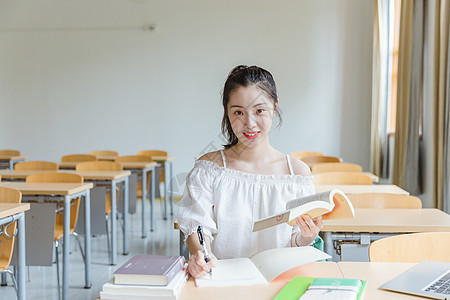 大学教室女生看书学习图片