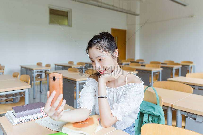 大学教室女生休息自拍图片