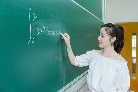 大学教室女生黑板写字图片