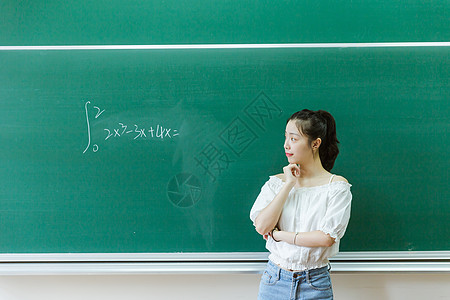 大学教室女生黑板前思考图片