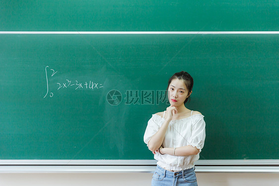 大学教室女生黑板前思考图片