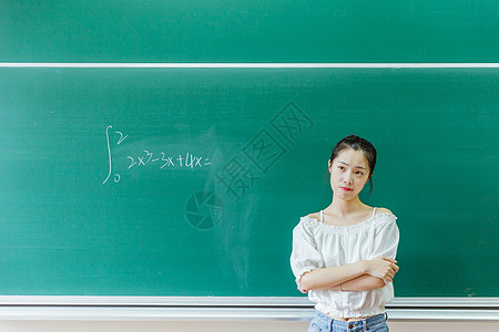 教学楼大学教室女生黑板前思考背景