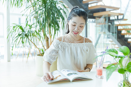 校园咖啡馆女生阅读学习图片