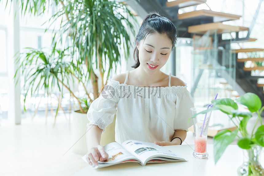 校园咖啡馆女生阅读学习图片