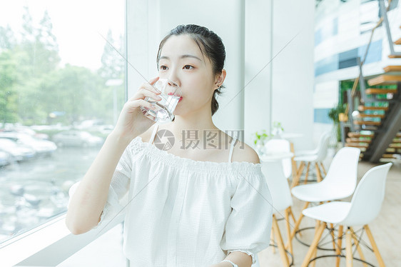 校园咖啡馆女生喝水图片