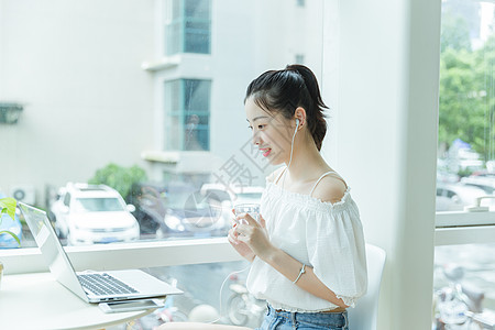 女性护肤咖啡馆女生手拿水看电脑学习背景