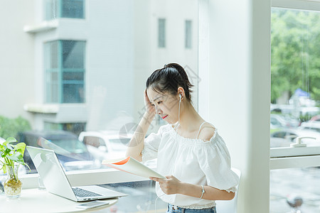 咖啡馆女生学习写作用电脑图片