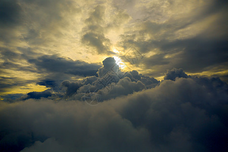 被阳光刺破的乌云背景图片