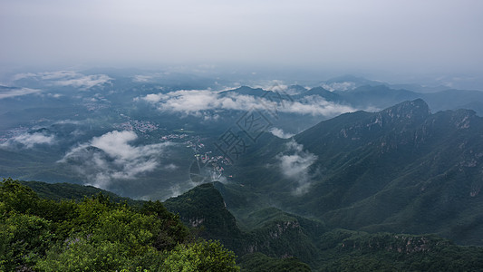 云雾下的雨后山区村落图片