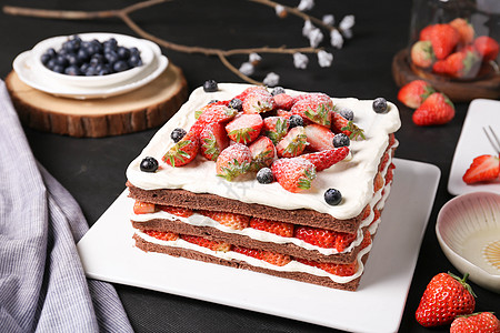 草莓水果裸蛋糕图片