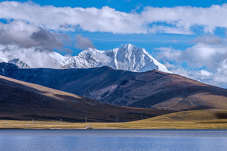 西藏宁静的雪山湖泊背景