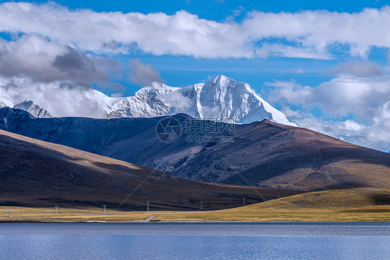 宁静的雪山湖泊图片