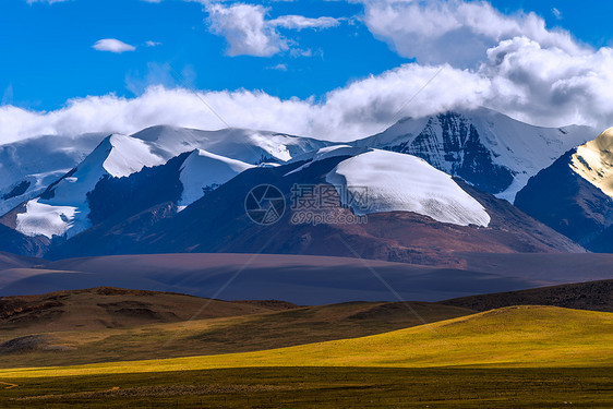 蓝天下的雪山草原图片