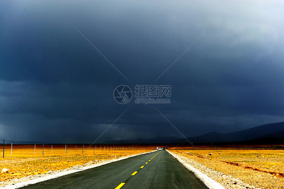西藏阿里无人区的公路图片