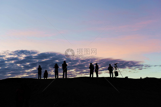 西藏阿里无人区古格王朝等待晨曦的人图片