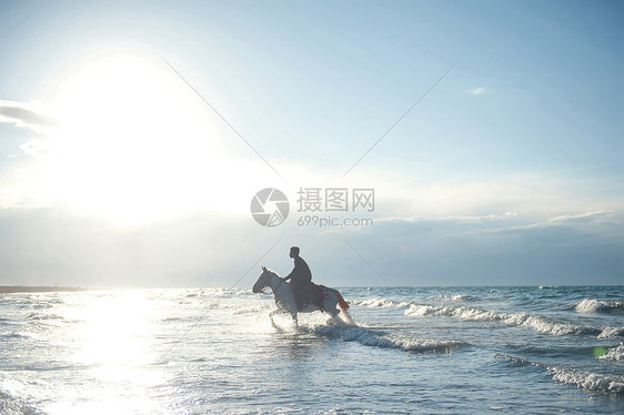 青海湖里骑马的男孩图片