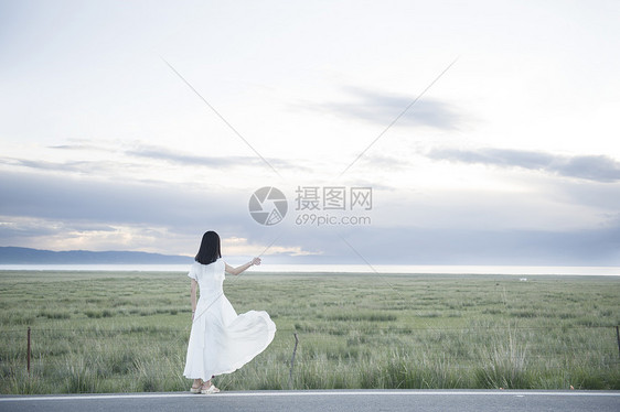 青海公路的白裙子女孩图片
