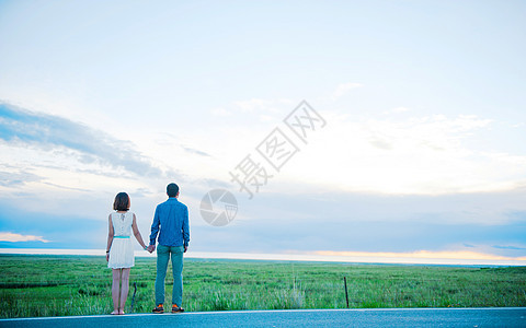 青海公路的情侣背景图片
