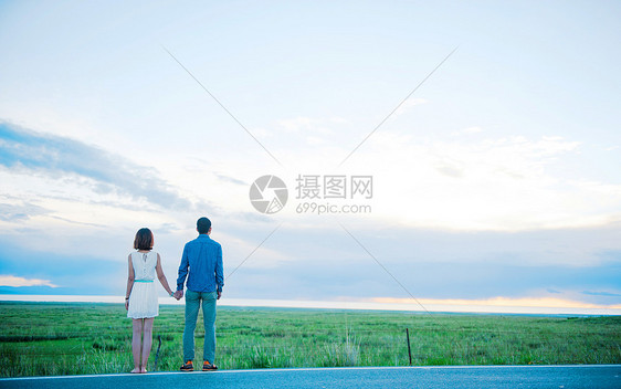 青海公路的情侣图片
