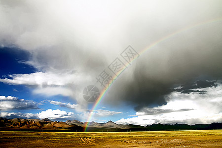 西藏阿里无人区的彩虹图片