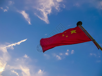 国庆主题蓝天白云下的五星红旗背景图片