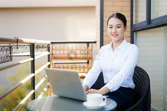 办公室商务女性形象图片