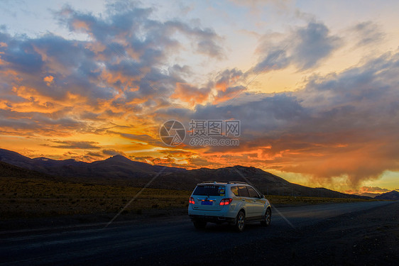 夕阳下行驶在公路上的汽车图片