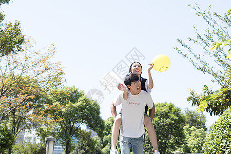 男生背着女生一起游玩旅行图片素材
