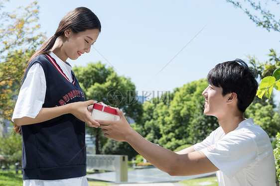 男生偷偷给女生准备礼物图片