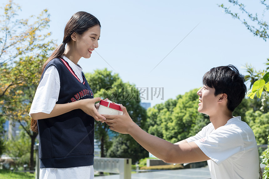 男生偷偷给女生准备礼物