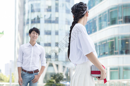 女生偷偷准备礼物送给男生图片