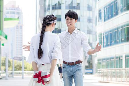 女生偷偷准备礼物送给男生图片