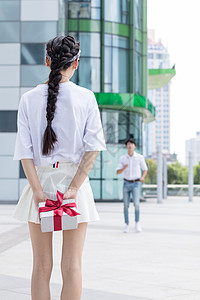 女生偷偷准备礼物送给男生图片