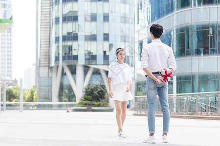 给女朋友准备礼物的男生图片