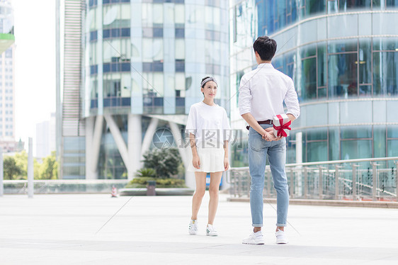 给女朋友准备礼物的男生图片