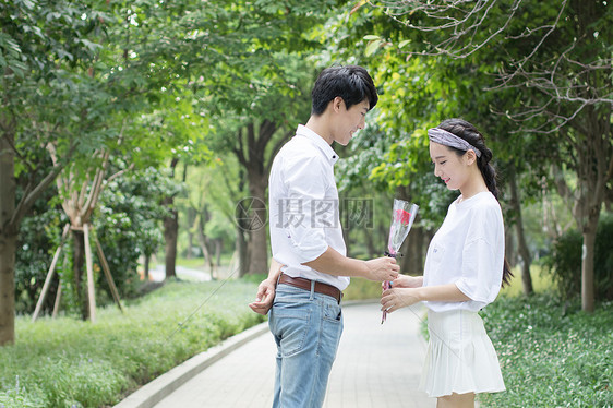 男生准备送花给女生惊喜图片