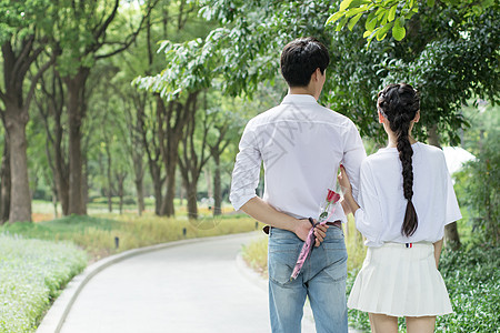 男生准备送花给女生惊喜图片