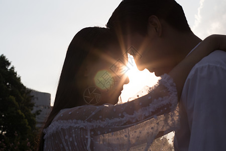 情侣夕阳下拥抱头碰头剪影图片素材