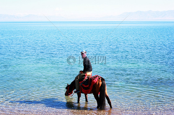新疆赛里木湖骑马少年图片