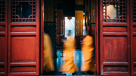 寺院里礼佛的僧人图片