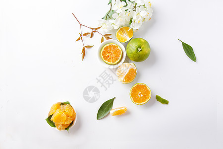 白色桌面上的柑橘图片