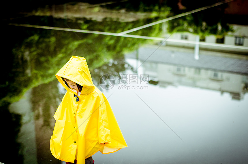 下雨天穿雨衣的小朋友图片