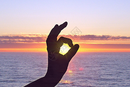 大海夕阳胜利的手势设计图片