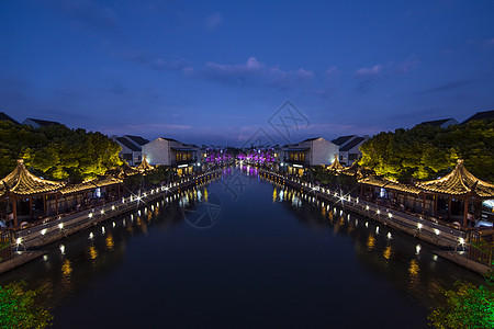 旅行江南古镇的夜景图片