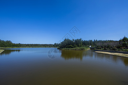 万里晴空天空绿草河水大场景背景