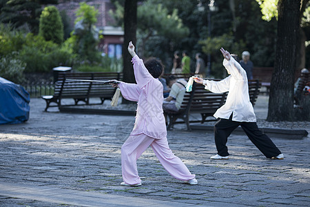 早 睡 早 起中国传统太极的老年生活背景