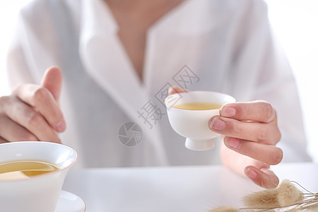 美女敬茶模特手持泡茶倒茶品茶茶道背景