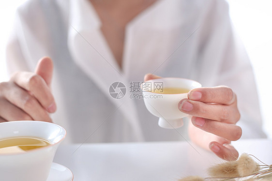 模特手持泡茶倒茶品茶茶道图片