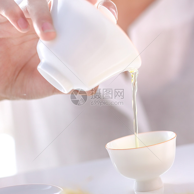 美女模特手持泡茶倒茶品茶茶道图片