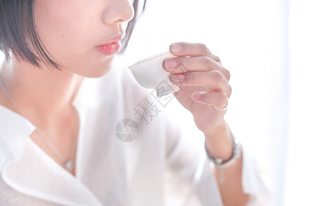 美女敬茶美女手持泡茶倒茶品茶茶道背景